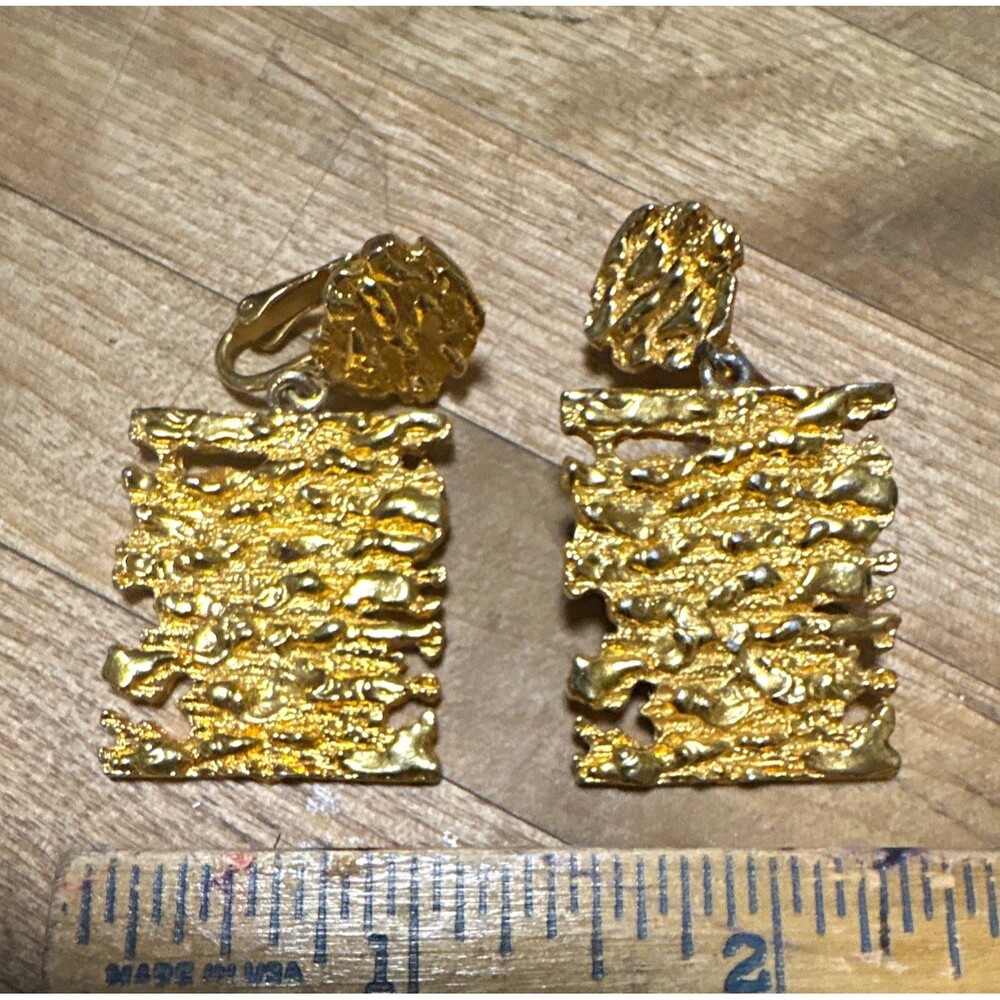 Vintage 80’s Celebrity Gold Tone Textured Rectangle Clip-On costume earrings